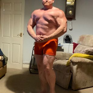 Model - Icelandic Strongman deadlift