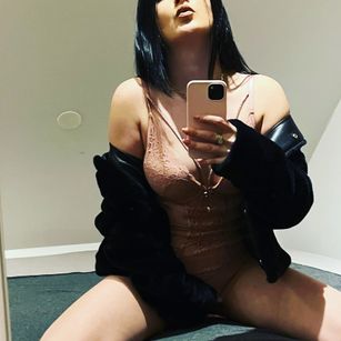 Model - simomary masturbation