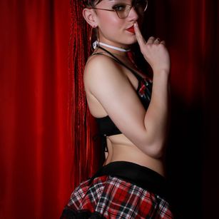 Model - Hanna Reyes oil