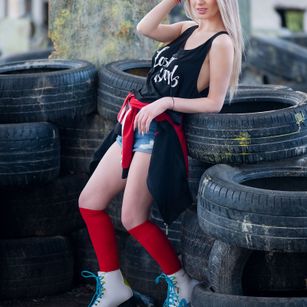 Model - LindaBrynn dirty