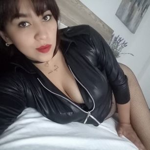 Model - Leslie lenceria