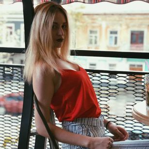 Model - Elli Bu redhead