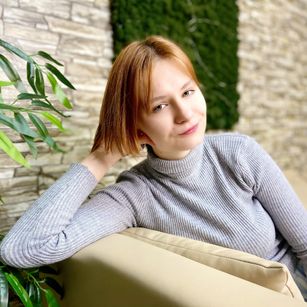 Model - CamilleRaleigh red