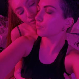 Model - TONNI fisting