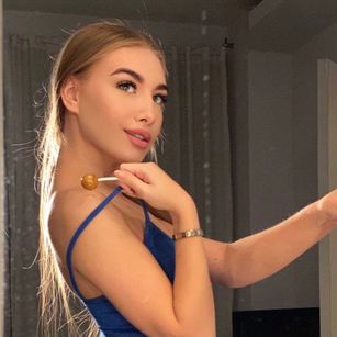 Model - TONNI fisting