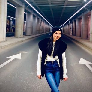 Model - AmyWolfe brunette