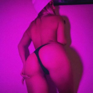 Model - Linda_Brooks squirt