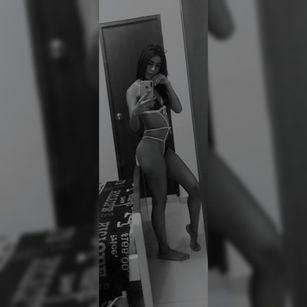 Model - sara love latina