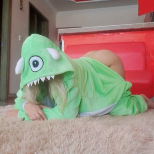 Model - Dasly Sunshine stockings