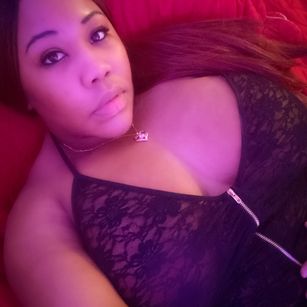 Model - CaramelBBW lingerie