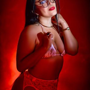 Model - AngelaDiaz brunette