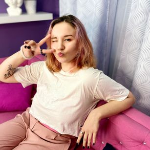 Model - MaddieDay feet