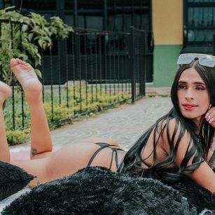 Model - Paola bigcock