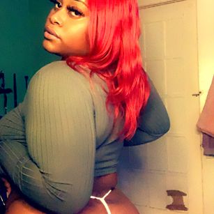 Model - La Fraise au Chocolat ballbusting