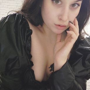 Model - he11o_moto bigboobs