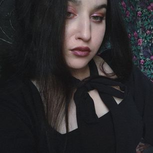 Model - he11o_moto brunette