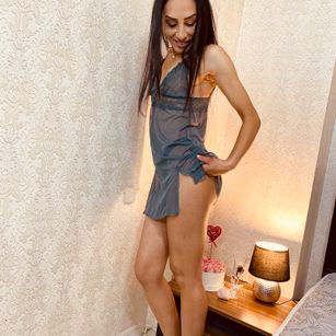 Model - AllisonBllom spitting