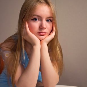 Model - Britney Blush feet