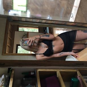 Model - amarilla_bombshell joi