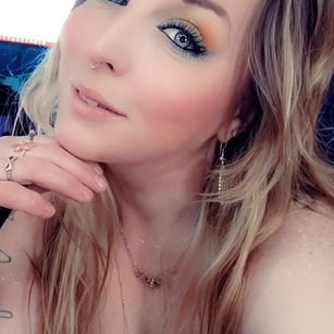 Model - Lily McDermot curvy