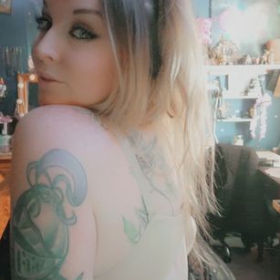 Model - Lily McDermot pussy