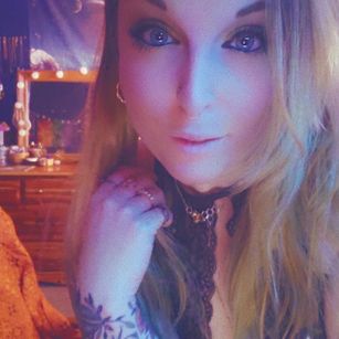 Model - Lily McDermot Hot