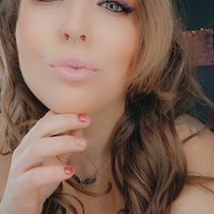 Model - Lily McDermot tits