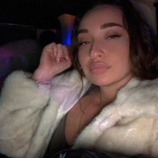 Model - SandyFuiss curvy