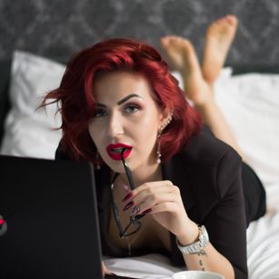 Model - Aylin Blonde