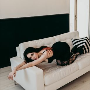 Model - LinaGilt friendly