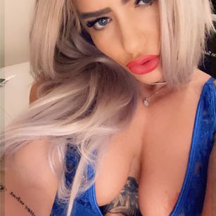 Model - AnnaDeluxe Peachass