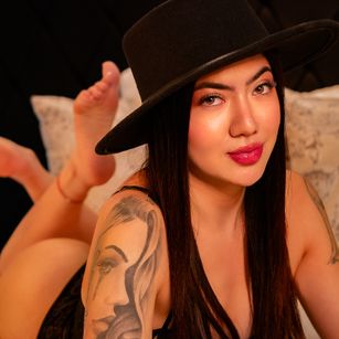 Model - Julia Nova bigass