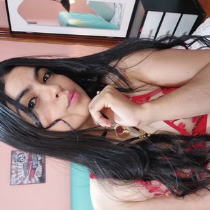 Model - gabriela_wood feet