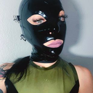 Model - Miss Coco Deville strapon