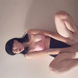 Model - Vivibush LUSH