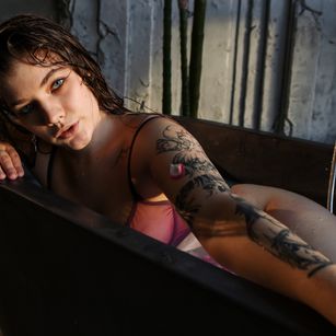 Model - Tessa squirt