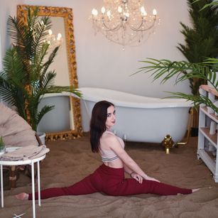 Model - Helen Mouris beautiful