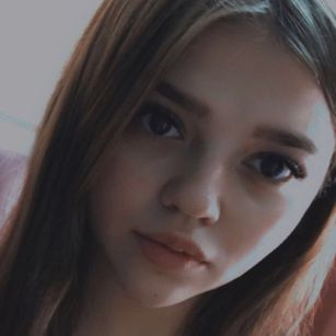 Model - EmmaRoss cum