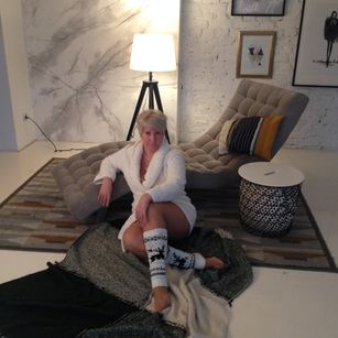 Model - BlondNelly feet