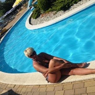 Model - BlondNelly shaved