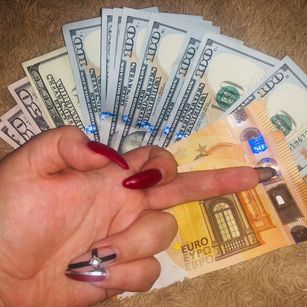 Model - yourMISTRESS greeneyes