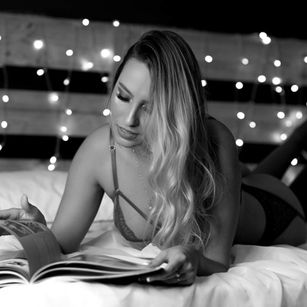 Model - ROXY MORGAN masturbation