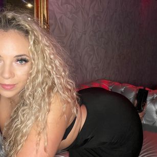 Model - Kiki Diamond curvy