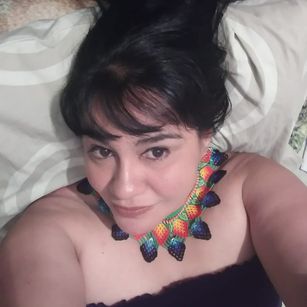 Model - valen curve caliente