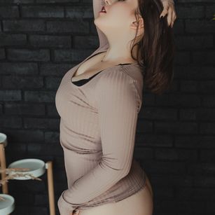 Model - Laura Meow foot