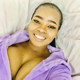 Model - Bustyzii boobsplay