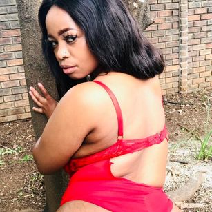 Model - Bustyzii dancing