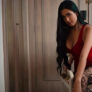 Model - MIA.NEWLAYS closeup