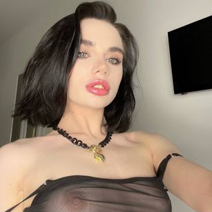 Model - Kathana brunette