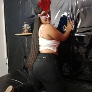 Model - SandyLove pies